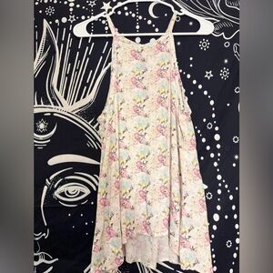 Cinnamon Girl - 💐 Floral Creme Tank W/Keyhole Button Back 💐